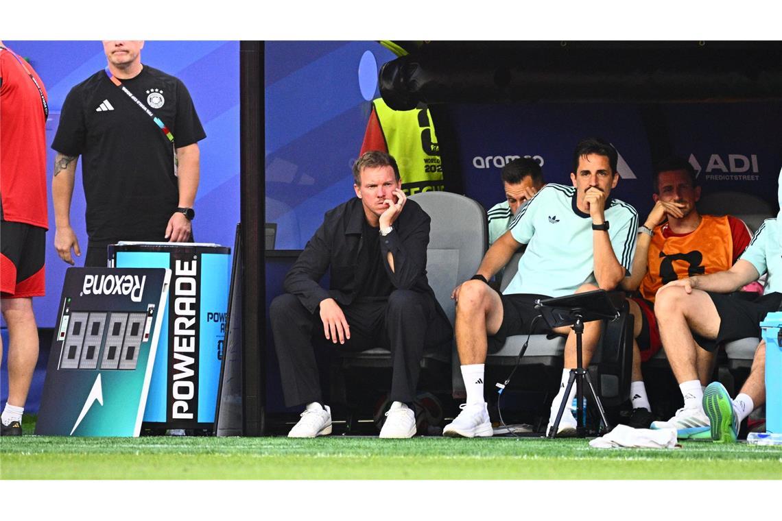 Julian Nagelsmann sitzt nach der Niederlage enttäuscht auf der Trainerbank.
