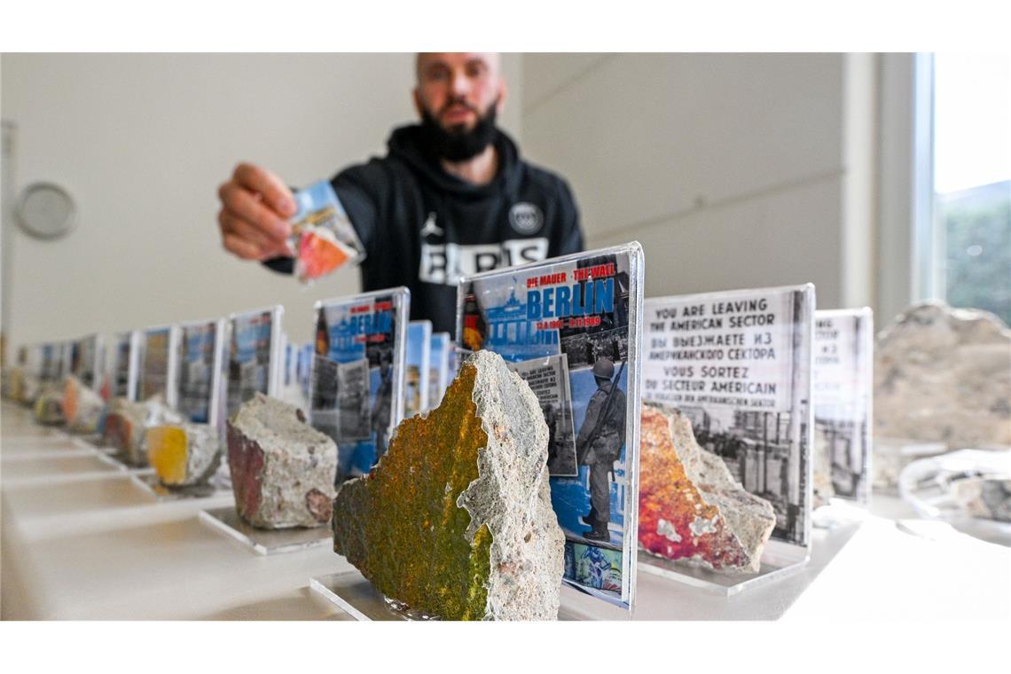 Die Mauer als Souvenir: Das Geschäft mit den Steinbrocken Julian Sacha ist mit seinem Bruder Geschäftsführer von Berlin Souvenirs.