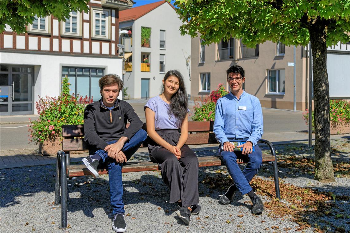 Die Welt zu Gast bei der Meisterkursfamilie Julio Goulart Pasquali, Maria Litsoukov und Arda Arman (von links) sind in Brasilien, Deutschland und der Türkei groß geworden. Sie verbindet, dass sie erst Geige gespielt, dann aber zum Klavier gefunden haben. Bei den Meisterkursen in Murrhardt genießen sie die Arbeit mit den Dozenten und den Austausch untereinander. Foto: Stefan Bossow