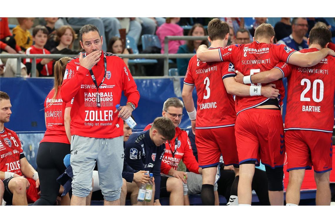 Ohne deutliche Steigerung steigt Romero-Team ab Julius Kühn (2. v. re.) muss mit einer Fußverletzung verletzt vom Feld, SG-Trainer Iker Romero ist bedient.