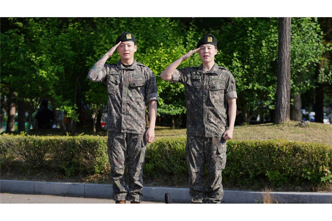 Jung Kook und Jimin (rechts) salutieren im Juni nach ihrer Entlassung aus dem Militärdienst. (Archivbild)