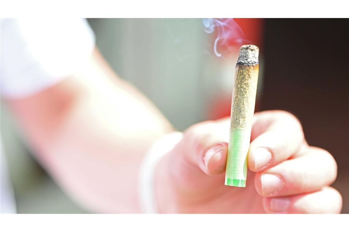 Cannabis-Konsum bei 18- bis 25-Jährigen deutlich gestiegen Junge Erwachsene greifen einer neuen Studie zufolge häufiger zu Cannabis als früher. (Illustration)