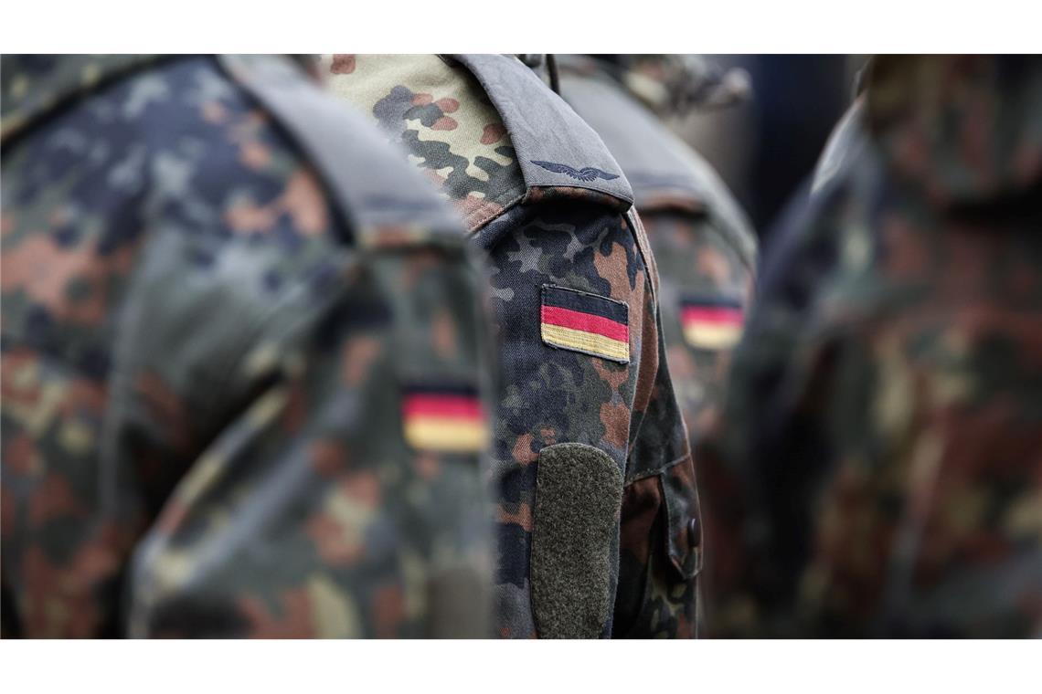 Junge Leute bekommen bald Post von der Bundeswehr. (Archivbild)