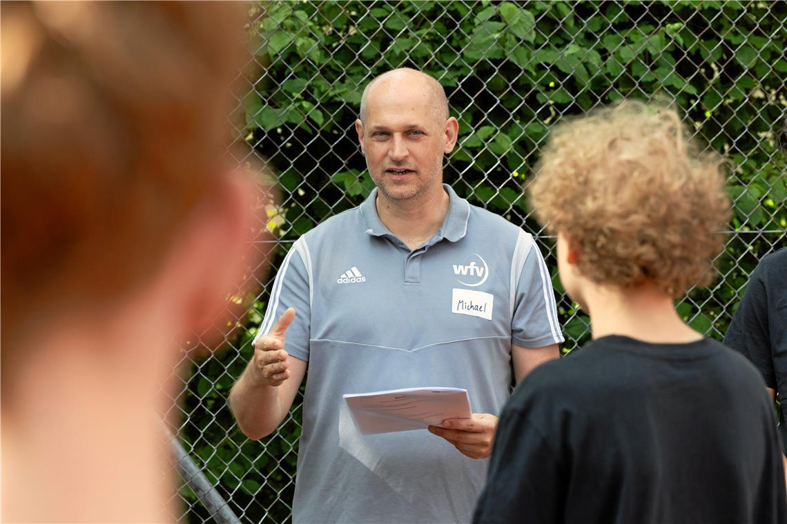 „Ganz oben wird zu großzügig gepfiffen“ Junge Menschen für den Schiedsrichterjob zu begeistern, das ist und bleibt für Michael Keller eine wichtige Aufgabe. Foto: Alexander Becher
