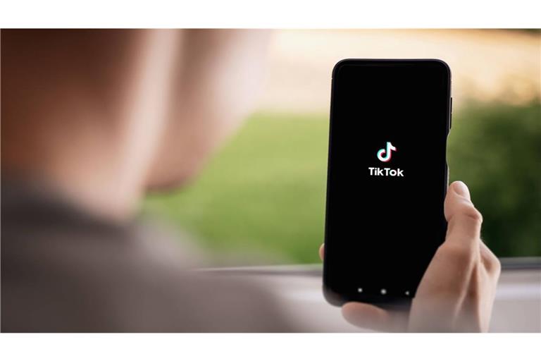 Junge Menschen verbringen viel Zeit in Sozialen Medien wie Tiktok – und stoßen dort auf problematische Inhalte (Symbolbild).