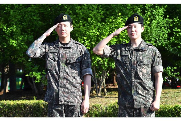 Jungkook (l.) und Jimin von BTS wurden aus dem Militärdienst entlassen.
