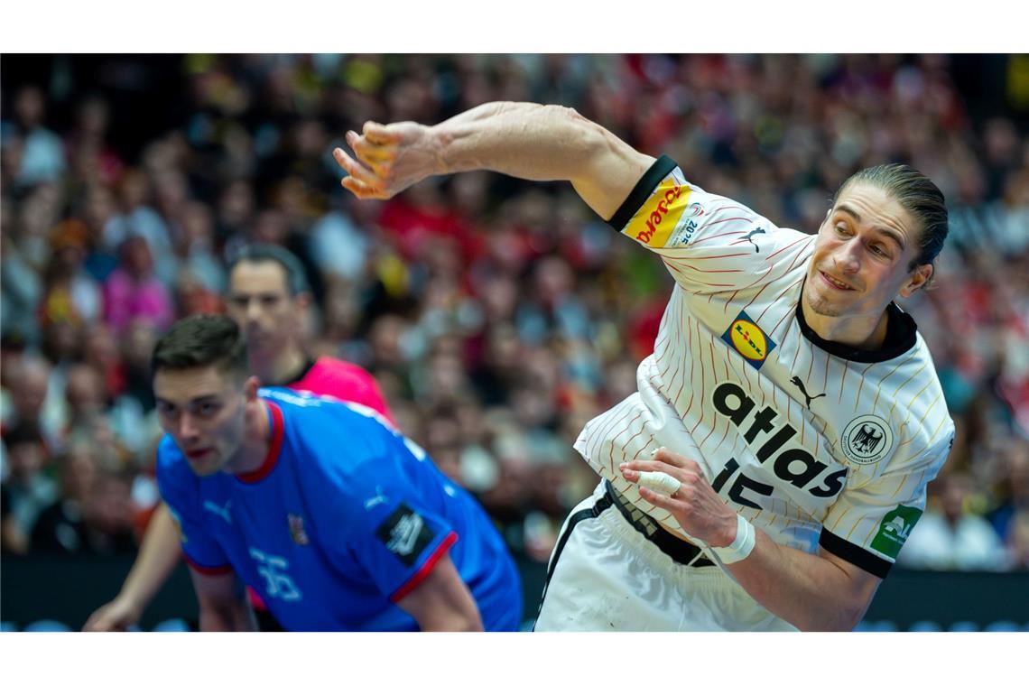 Handballer werfen sich warm für Dänemark-Kracher Juri Knorr ist Deutschlands bester Spieler in der ersten Halbzeit.
