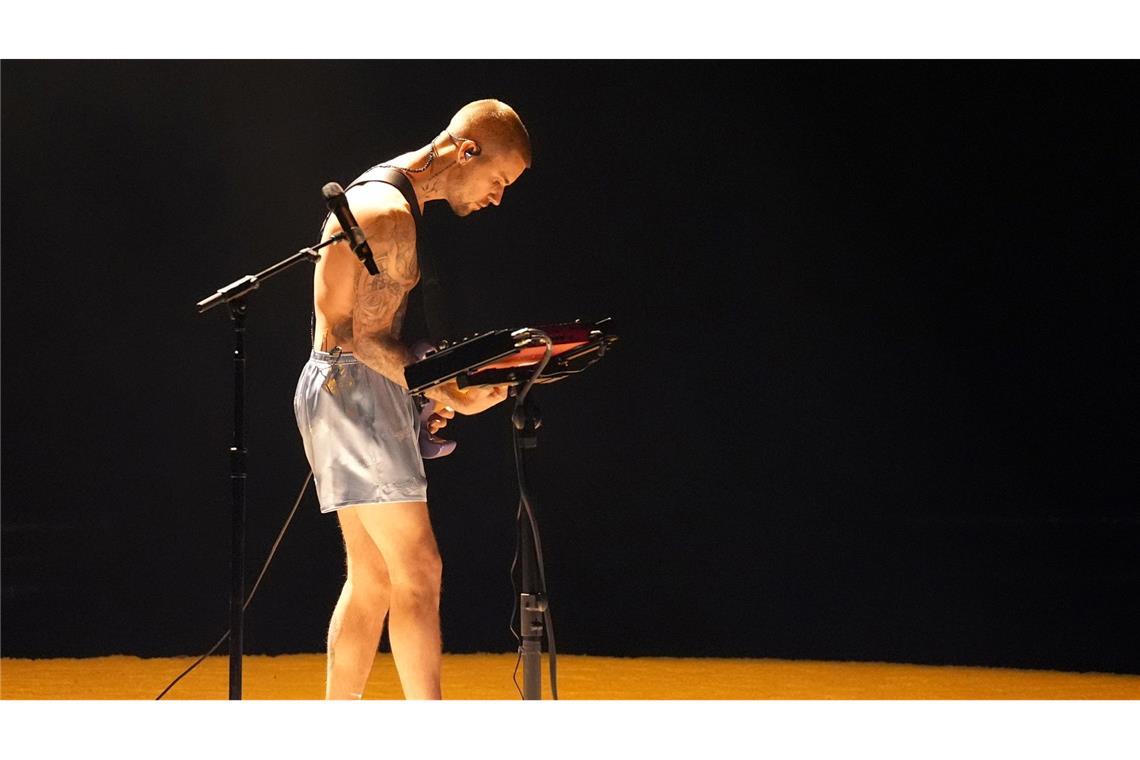 Justin Bieber singt in Boxershorts.