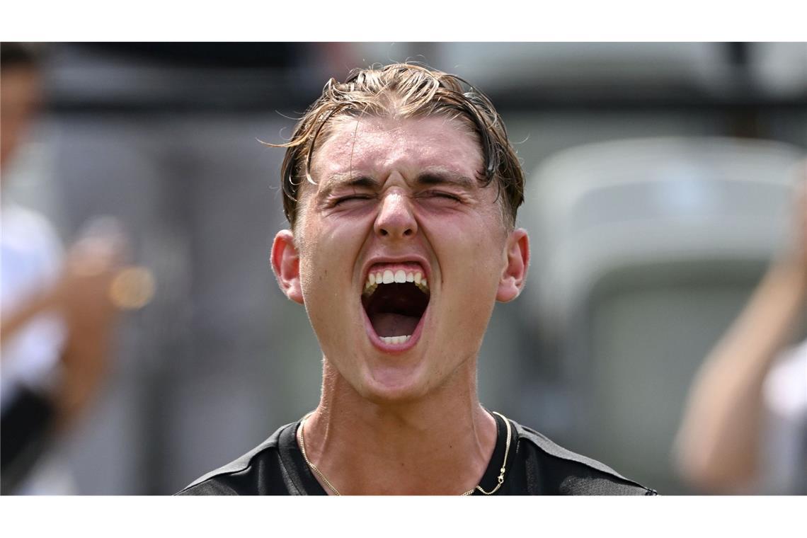 Bilder des Tages Justin Engel jubelt nach seinem Erstrunden-Sieg beim ATP-Turnier. Der 17 -Jährige hatte ssein erstes Profi-Match auf Rasen gespielt.