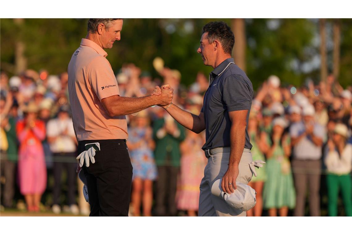 Tränen und Glückwünsche: McIlroy vollendet Golf-Grand-Slam Justin Rose (l.) zwang den Champion am Schlusstag in ein Stechen.