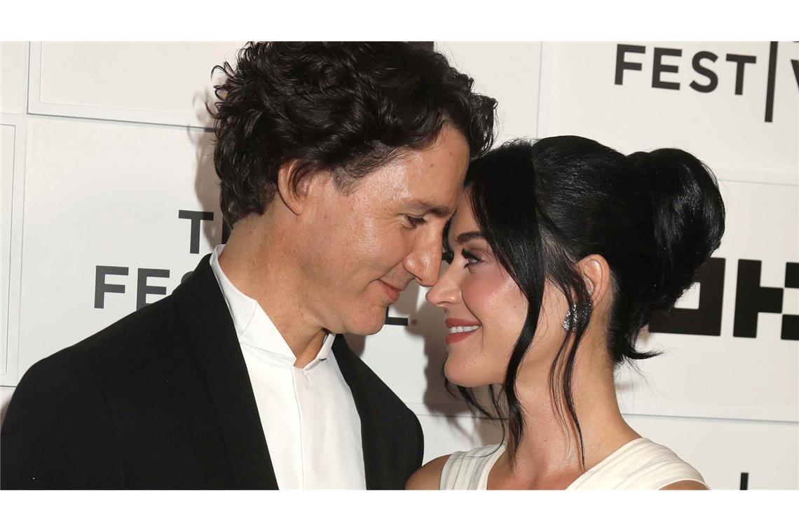 Justin Trudeau (l), ehemaliger kanadischer Premierminister, und US-Popstar Katy Perry kommen zur Premiere des Konzertfilms "Katy Perry: The Lifetimes Tour - Live from Paris".