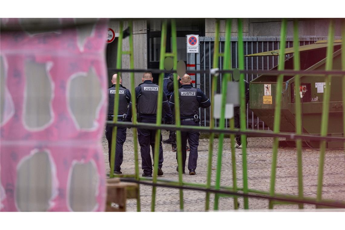 Nach Schüssen vor Gericht zweiter Haftbefehl erlassen Justizbeamte stehen im Innenhof des Amtsgerichts Bielefeld. Dort in der Nähe fielen am Mittwoch Schüsse. Jetzt wurde ein zweiter Haftbefehl erlassen. (Archivbild)