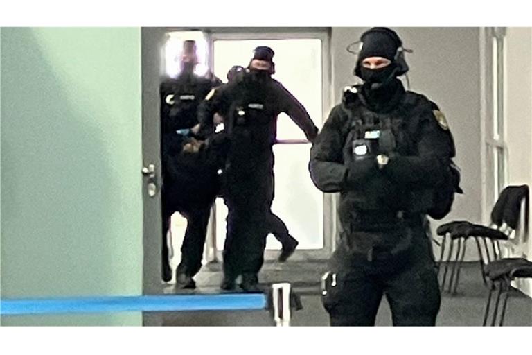 Justizbeamte trugen den Angeklagten in den Saal.