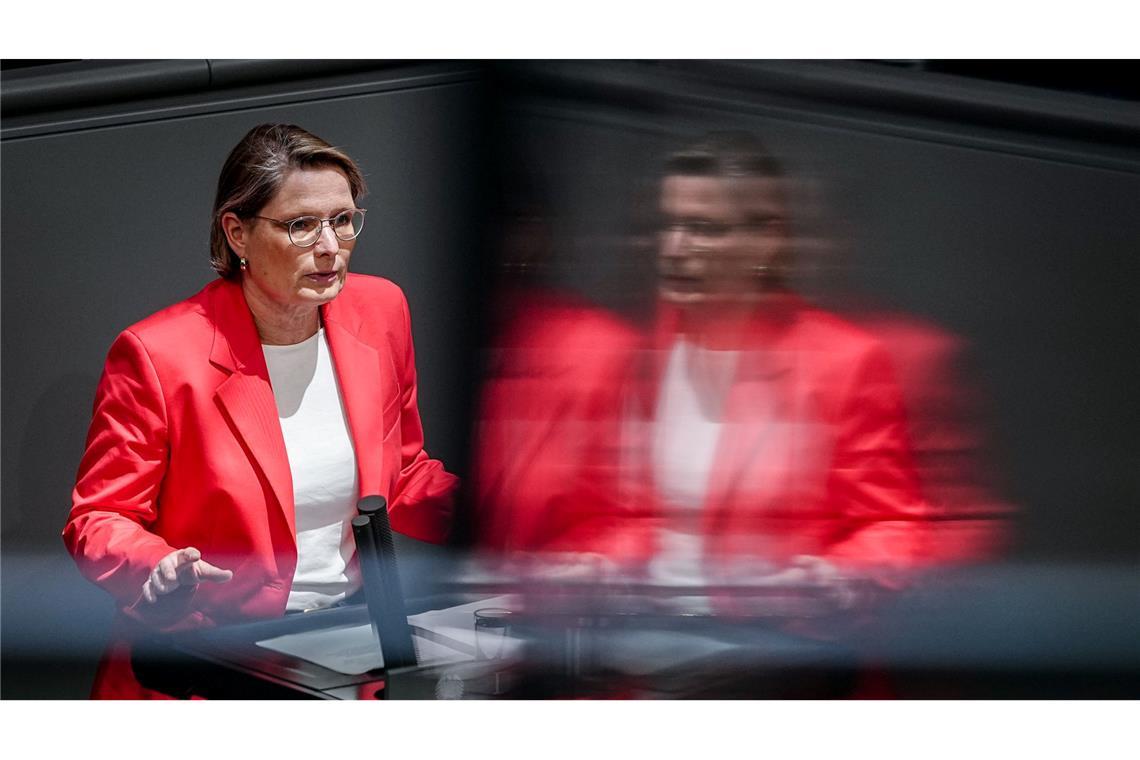 Justizministerin Stefanie Hubig (SPD) arbeitet an einem Gesetz zum Schutz vor digitaler Gewalt.