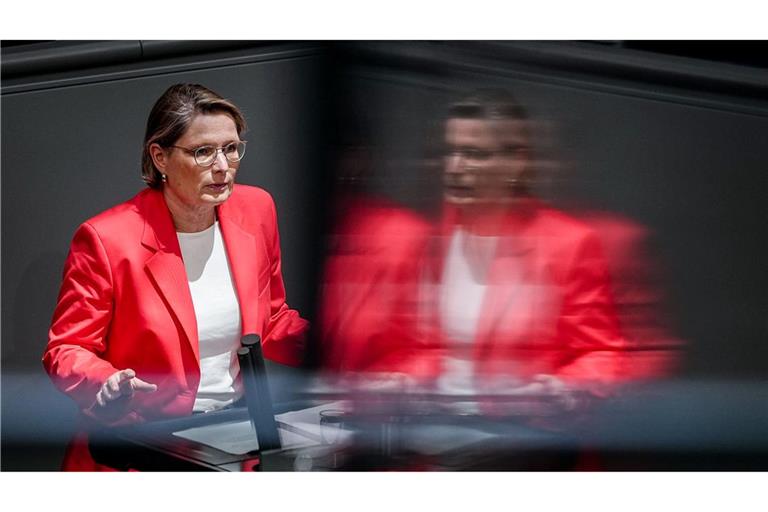 Justizministerin Stefanie Hubig (SPD) arbeitet an einem Gesetz zum Schutz vor digitaler Gewalt.