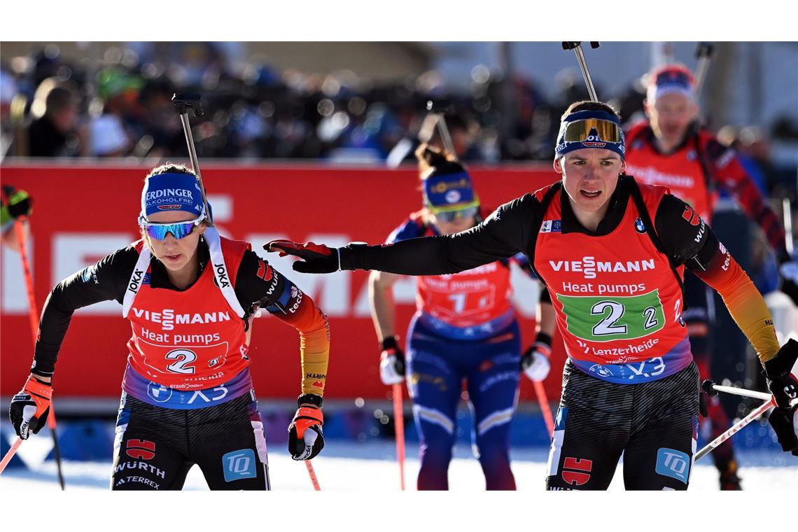"Fantastisch gemacht": WM-Bronze für Preuß und Strelow Justus Strelow übergibt an seine Staffel-Teamkollegin Franziska Preuß.