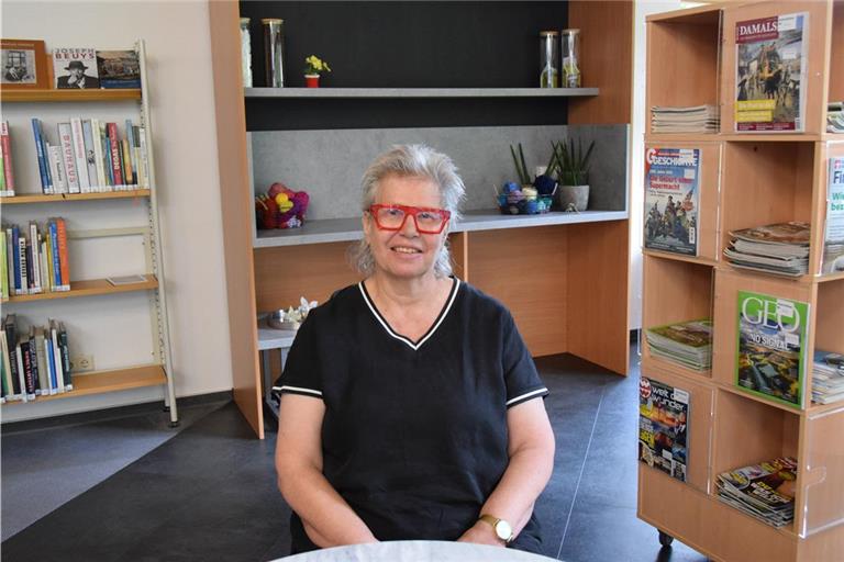 Jutta Brasch im Lesecafé der Murrhardter Stadtbücherei. Sie wird am Freitag in den Ruhestand verabschiedet. Foto: Elisabeth Klaper