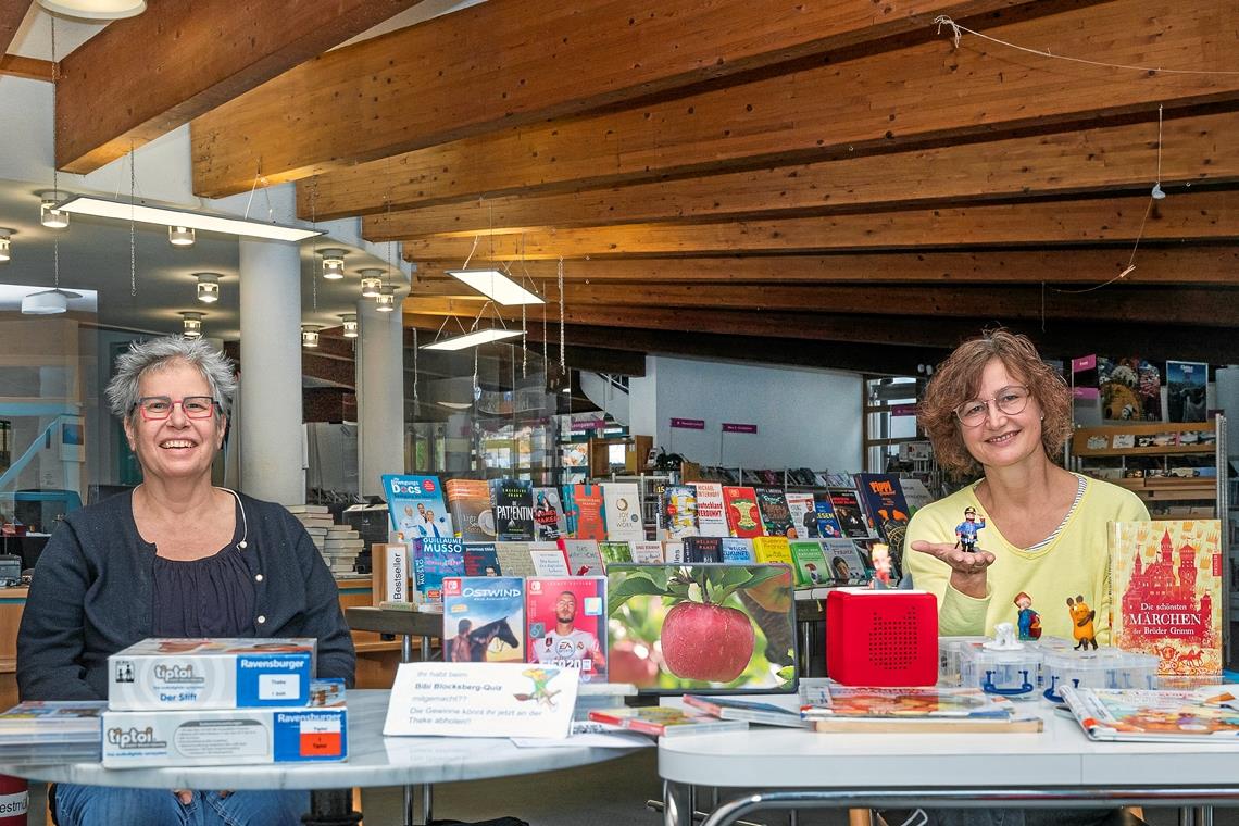 Jutta Brasch, Leiterin der Stadtbücherei (links), und Silke Peter, die für die Kinder- und Jugendarbeit verantwortlich zeichnet, haben neben den klassischen Geschichten und Sachthemen zwischen zwei Buchdeckeln auch die Chancen der Neuen Medien im Blick. Bei ihnen sind die Grenzen verschiedener Formen oft fließender und sie bieten spielerische Möglichkeiten. Foto: J. Fiedler