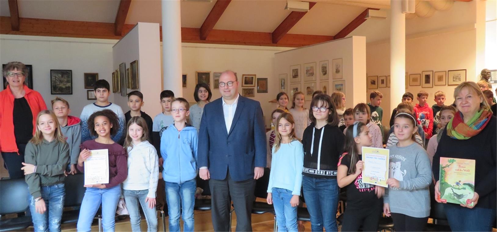 Jutta Brasch (links), BM Armin Mößner (Mitte) und Christa Schurr (rechts) haben Walterichschülern in der Stadtbücherei einen spannenden Vorlesevormittag bereitet. Foto: privat