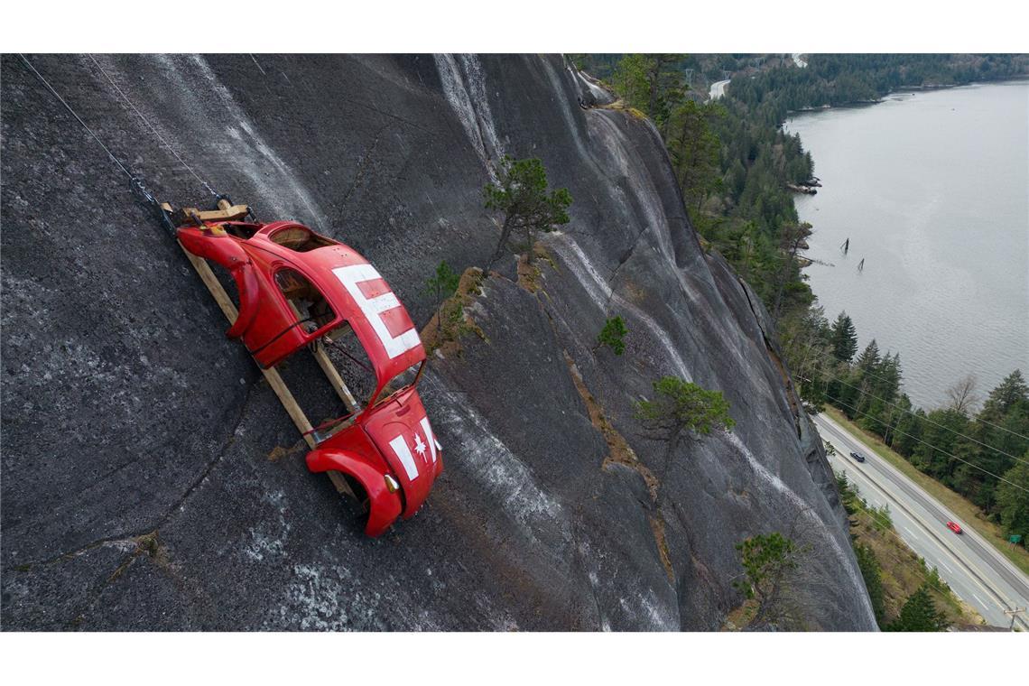Käfer-Karosserie hängt über Sea-to-Sky Highway – University of British Columbia-Studententradition lebt weiter