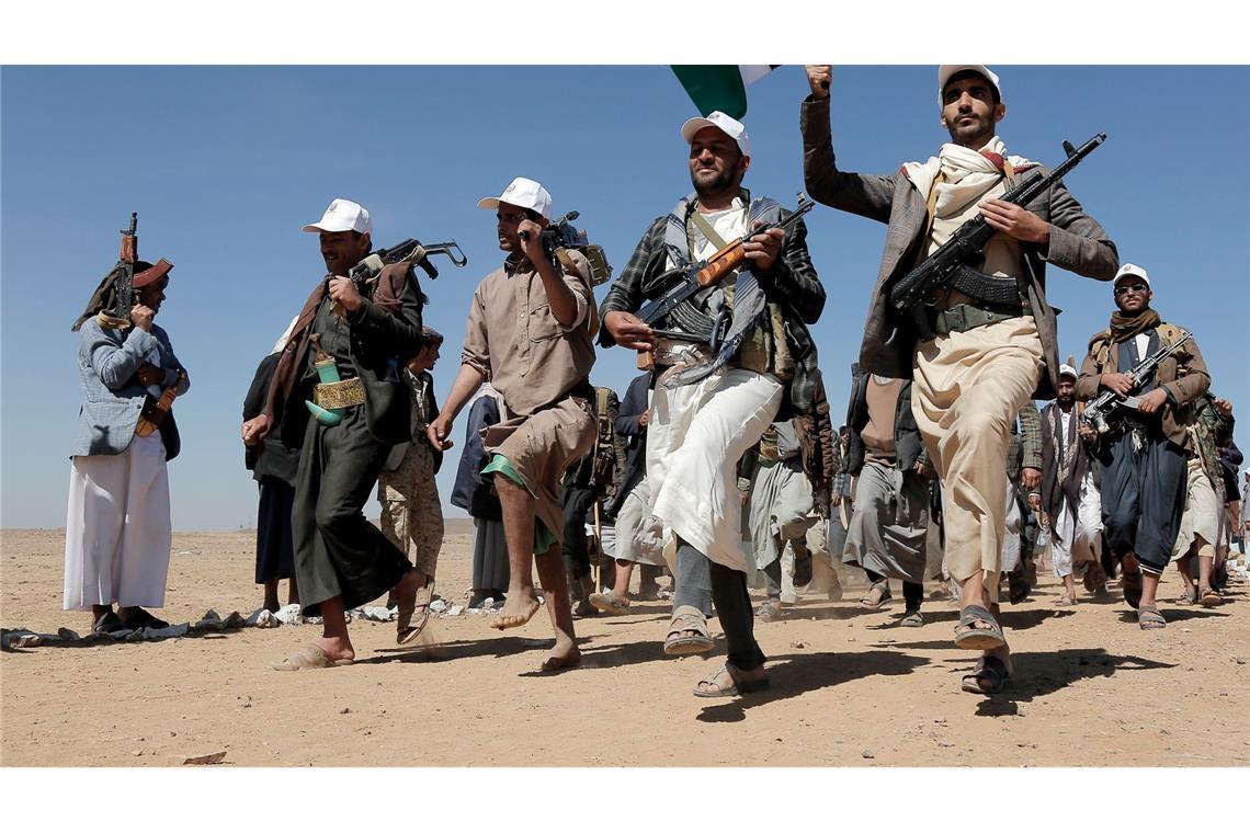 Huthi-Rebellen drohen deutschen Reedereien Kämpfer der Huthi-Miliz marschieren während einer Kundgebung außerhalb Sanaas.
