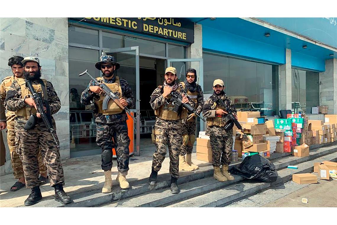 Seehofer, Scholz und Merkel Zeugen im Afghanistan-Ausschuss Kämpfer der militant-islamistischen Taliban stehen kurz nach dem Abzug der USA in Kabul Ende August 2021 am Flughafen. (Archivfoto)