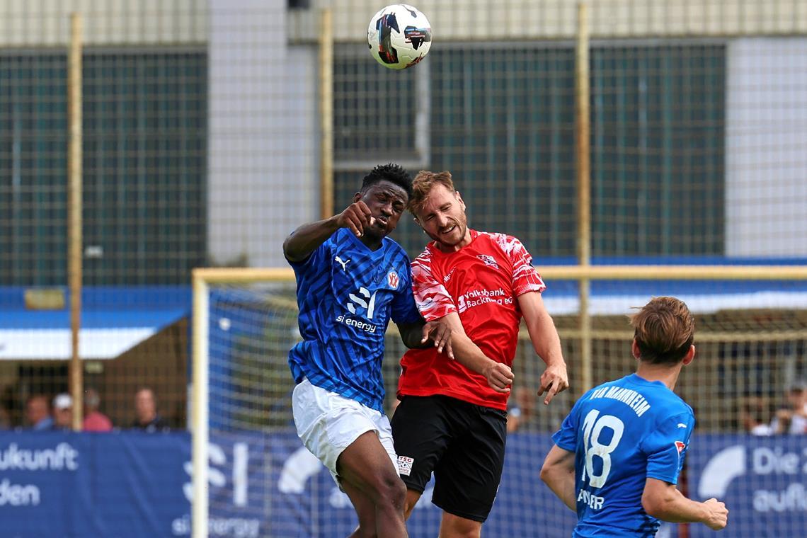 TSG Backnang: Mika Müllers Blick geht nicht zurück Kämpft mittlerweile für Backnang um Punkte: Mika Müller (Mitte). Foto: Alexander Hornauer