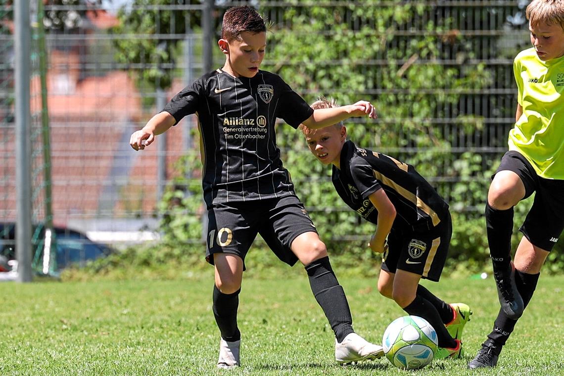 Kämpft seit 2014 als ein Team um Punkte: Die Fußballjugend aus Lippoldsweiler und Oberbrüden (schwarze Trikots). Foto: Alexander Becher