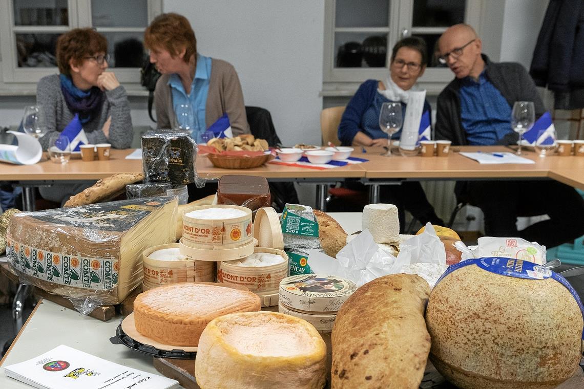Käselaibe in verschiedenen Formen und Farben bildeten das Zentrum der kulinarischen Reise durch Frankreich mit Martina Röhrle-Heller und Uwe Röhrle. Foto: J. Fiedler