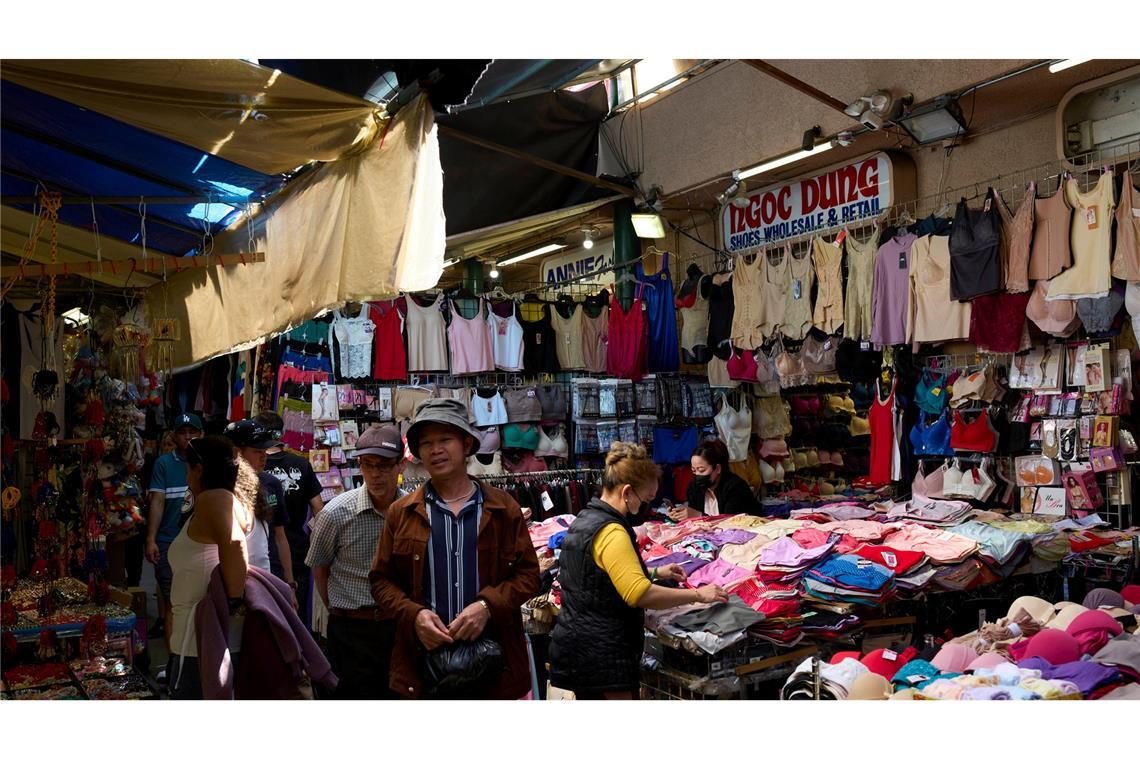 Bilder des Tages Käufer bewegen sich durch einen Markt im Chinatown-Viertel von Los Angeles. Die US-Pläne für Zölle bewegen weiterhin die Märkte in der Welt.