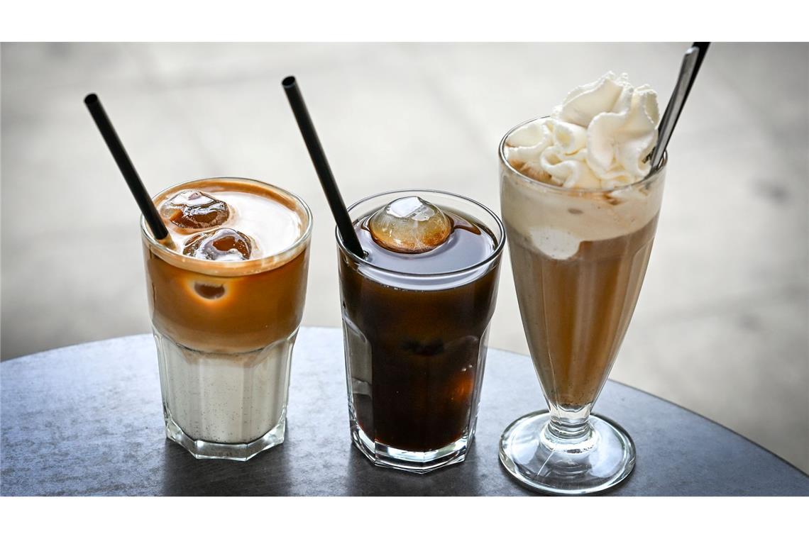 Kaffeekonzentrat kann man mit Milch oder Wasser verlängern und mit Eiswürfeln oder Sahne servieren - die Möglichkeiten sind vielfältig. (Archivbild)