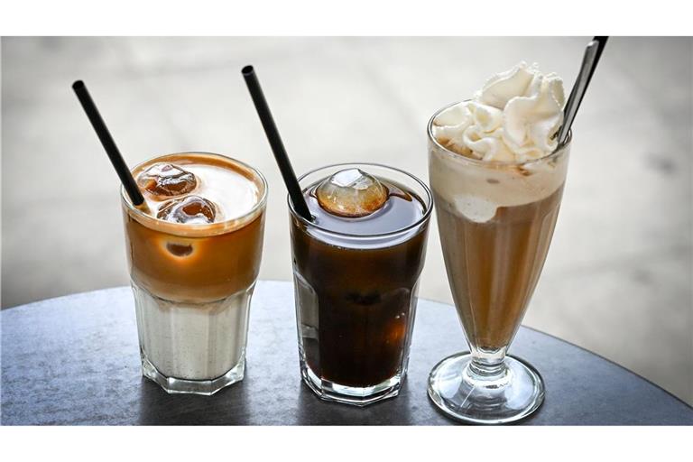 Kaffeekonzentrat kann man mit Milch oder Wasser verlängern und mit Eiswürfeln oder Sahne servieren - die Möglichkeiten sind vielfältig. (Archivbild)