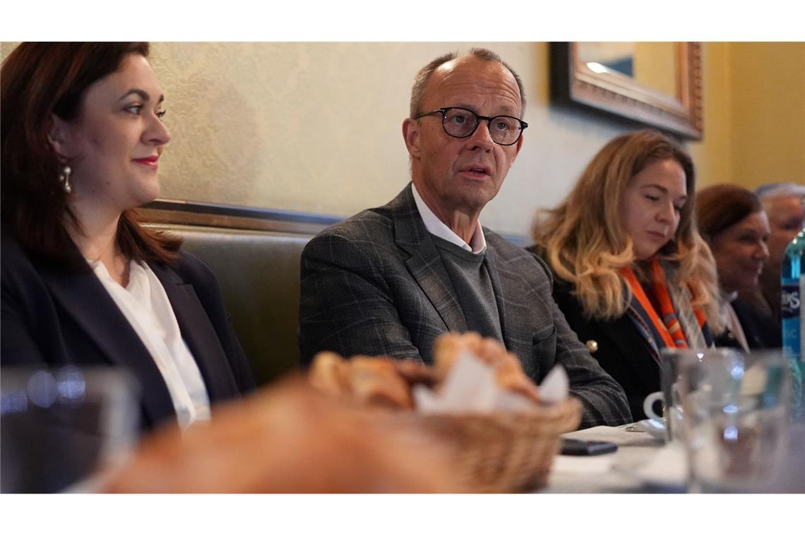 Merz setzt für heißen Wahlkampf auf Thema Wachstum Kaffeetrinken mit Kandidatinnen