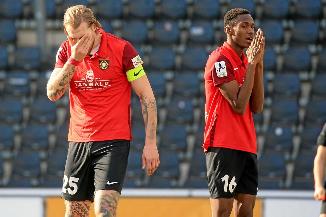 Zeugnisse für die SG-Fußballer Kai Gehring (links) und der verletzte Mohamed Diakite können mit der Großaspacher Saison nicht zufrieden sein. Foto: A. Becher