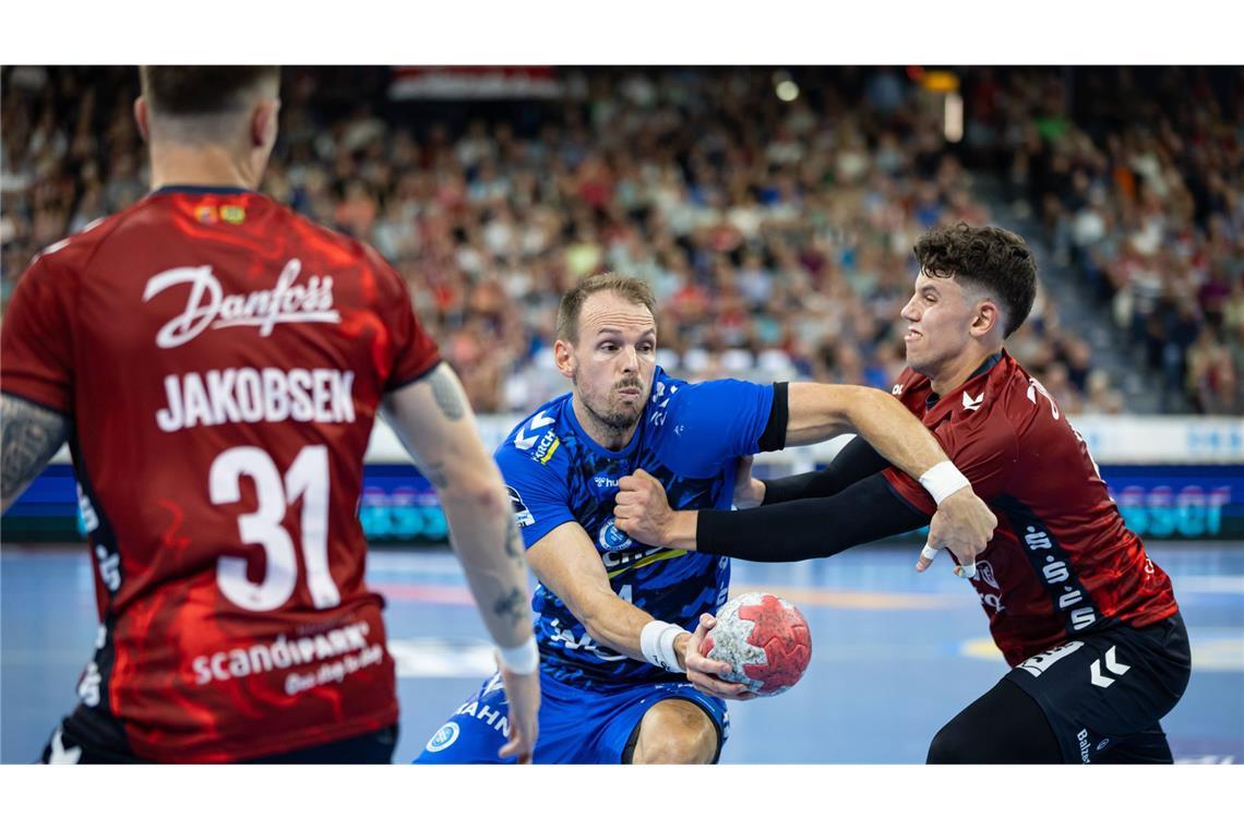 TVB Stuttgart – Folgen der Überraschung die ersten Punkte zuhause? Kai Häfner (Mi.) und der TVB Stuttgart wollen nach dem Punktgewinn in Flensburg nun auch in eigener Halle überzeugen.