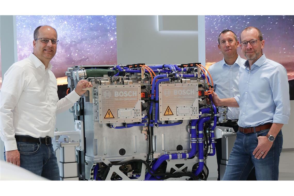 Kai Weeber, Pierre Andrieu und Christoffer Uhr (von links) im Bosch-Werk Stuttgart-Feuerbach mit dem von ihnen entwickelten Brennstoffzellen-Aggregat.
