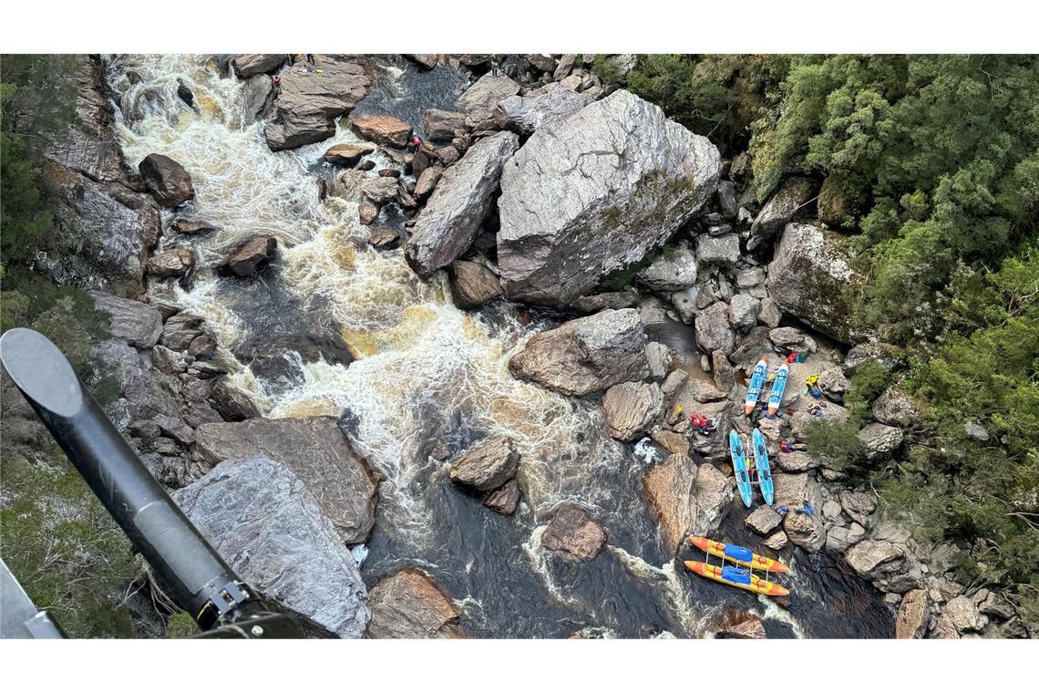 Eingeklemmter Kajakfahrer wird in Australien durch Beinamputation gerettet Kajaks auf dem Franklin River im Franklin-Gordon Wild Rivers National Park. Ein eingeklemmter Kayaker ist dort nach stundenlangem Einsatz aus dem Wildwasser gerettet worden, allerdings musste dafür sein Bein ambutiert werden.