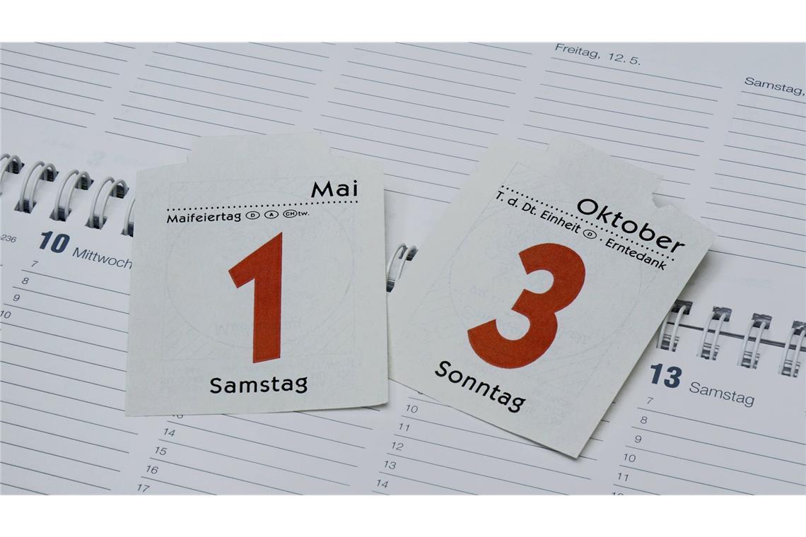 Kalenderblätter zweier Feiertage. (Symbolbild)