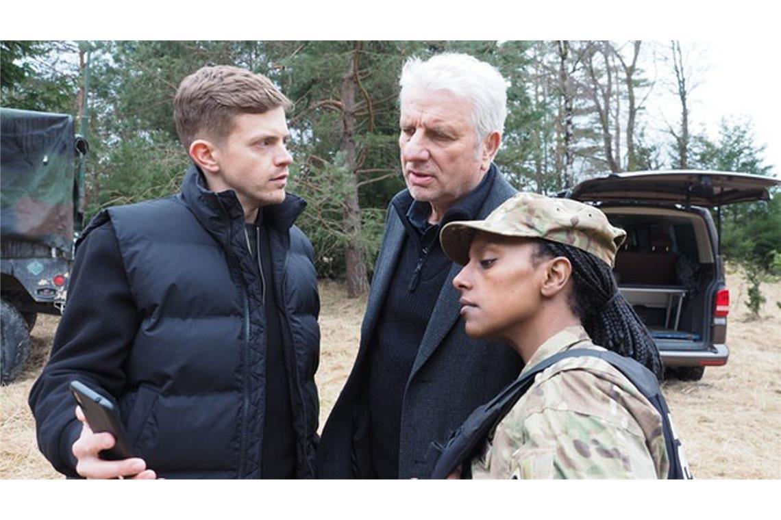 Wie war „Charlie“, der neue „Tatort“ aus München? Kalli (Ferdinand Hofer, li.) und Leitmayr (Udo Wachtveitl) bleiben in Kontakt mit der amerikanischen Majorin Jennifer Miller (Yodit Tarikwa).