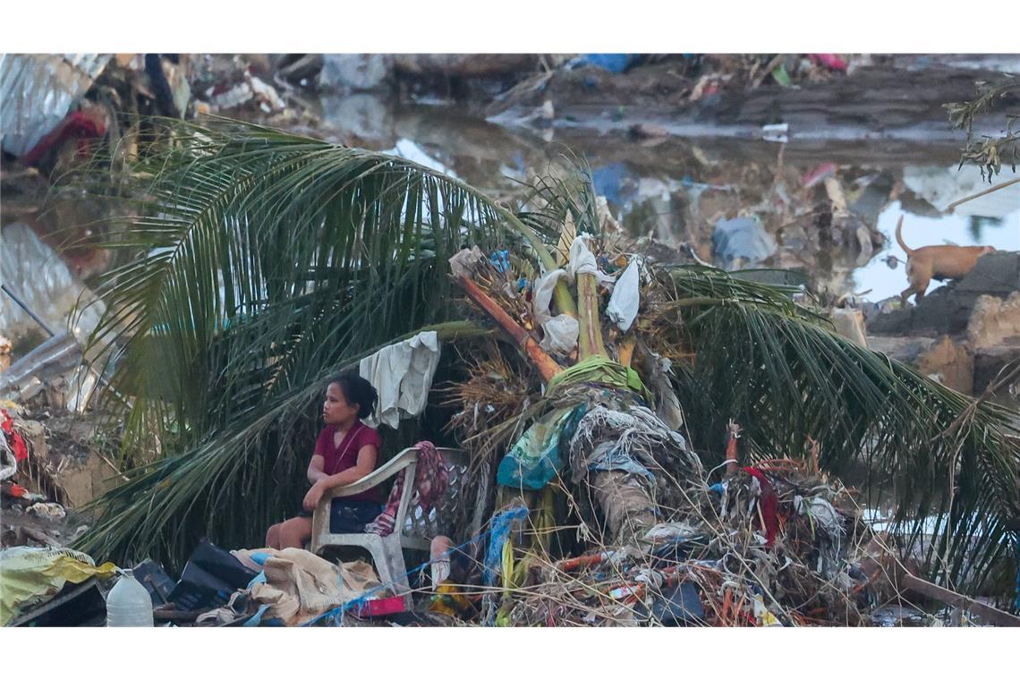 Kalmaegi hat auf den Philippinen eine Spur der Zerstörung hinterlassen und nun auch Vietnam erreicht.