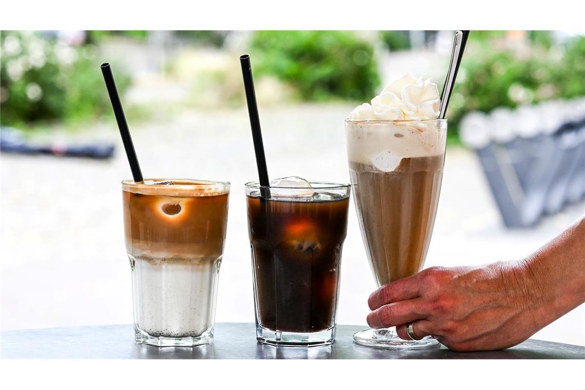 Ziemlich delulu: Das war der Labubu-Sommer Kalter Kaffee - modern und traditionell: Iced Latte, Iced Coffee und klassischer Eiskaffee mit Vanilleeis und Sahne. (Archivbild)
