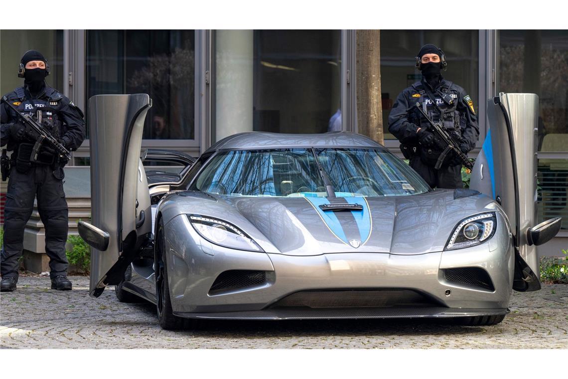 Bilder des Tages Kampf gegen organisierte Kriminalität: Die Polizei präsentiert einen beschlagnahmten Sportwagen bei einer Pressekonferenz zu Geldwäsche und Vermögensabschöpfung. Gezeigt wurden sichergestelltes Gold, Luxusautos und Luxusuhren.