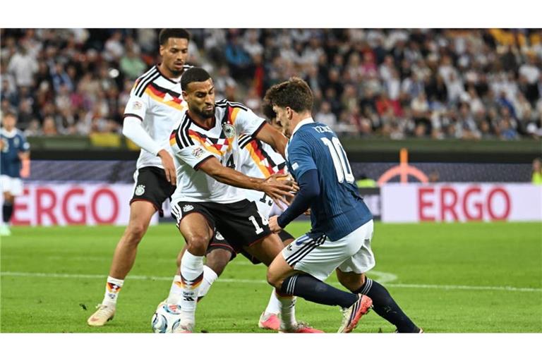 Kampf in Augsburg: VfB-Rechtsverteidiger Josha Vagnoman (Mi.) im Nations-League-Spiel der DFB-Elf gegen den Griechen Christos Tzolis.