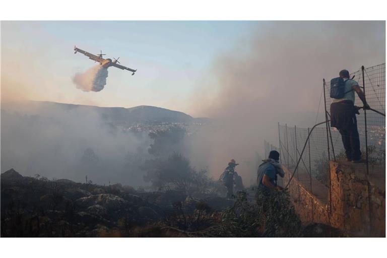 Kampf mit allen Mitteln gegen die  Flammen: Was wie eine Szene aus einem Katastrophenfilm aussieht, ereignet sich im Sommer in Griechenland fast täglich.