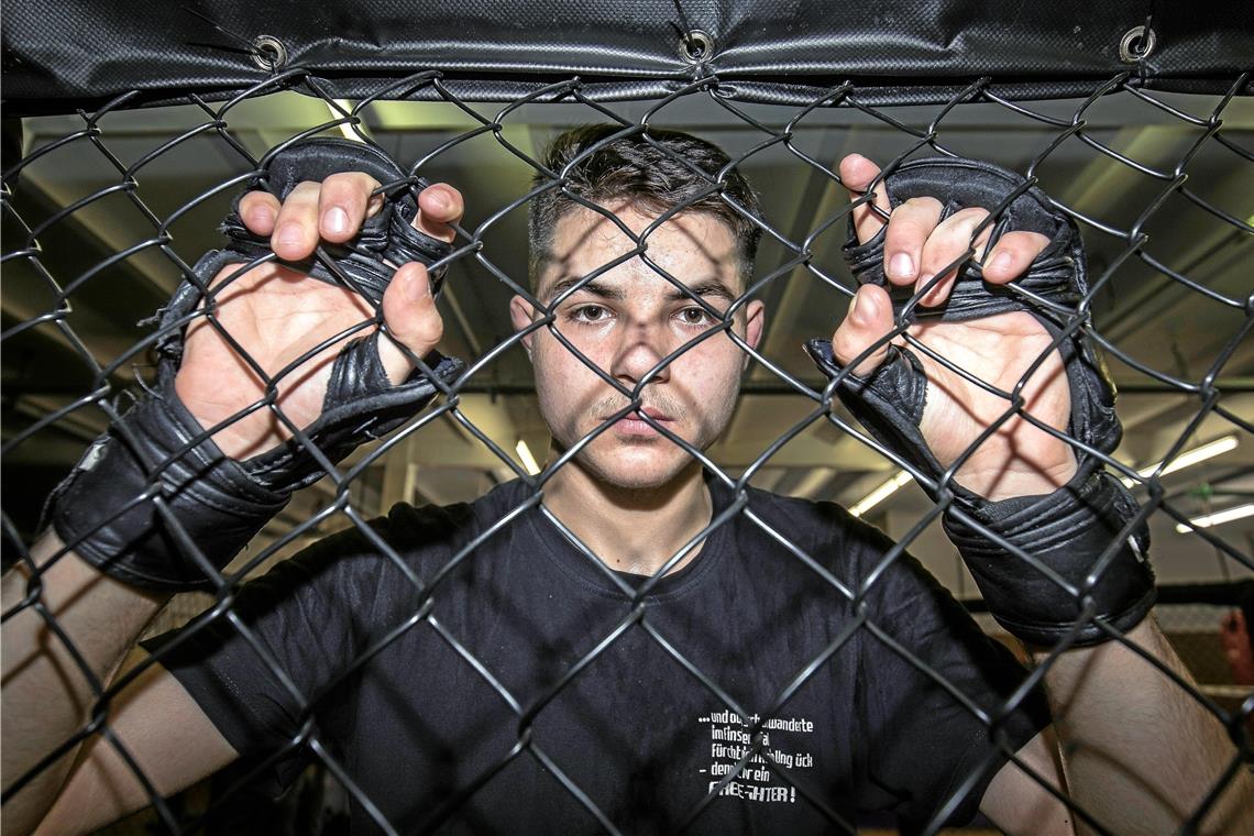 16-Jähriger auf dem Weg zum Profi Kampfsportler Mike Neulinger fühlt sich im Ring beziehungsweise dem sogenannten Käfig wohl. Foto: A. Becher