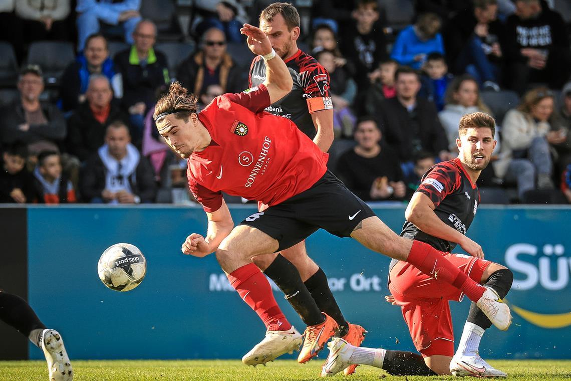 Der Dauerbrenner der SG Sonnenhof Großaspach strahlt Optimismus aus Kampfstark und zuverlässig: Bastian Frölich, der in der Defensive der SG Sonnenhof präsent ist, wenn er gefordert wird. Foto: Alexander Becher