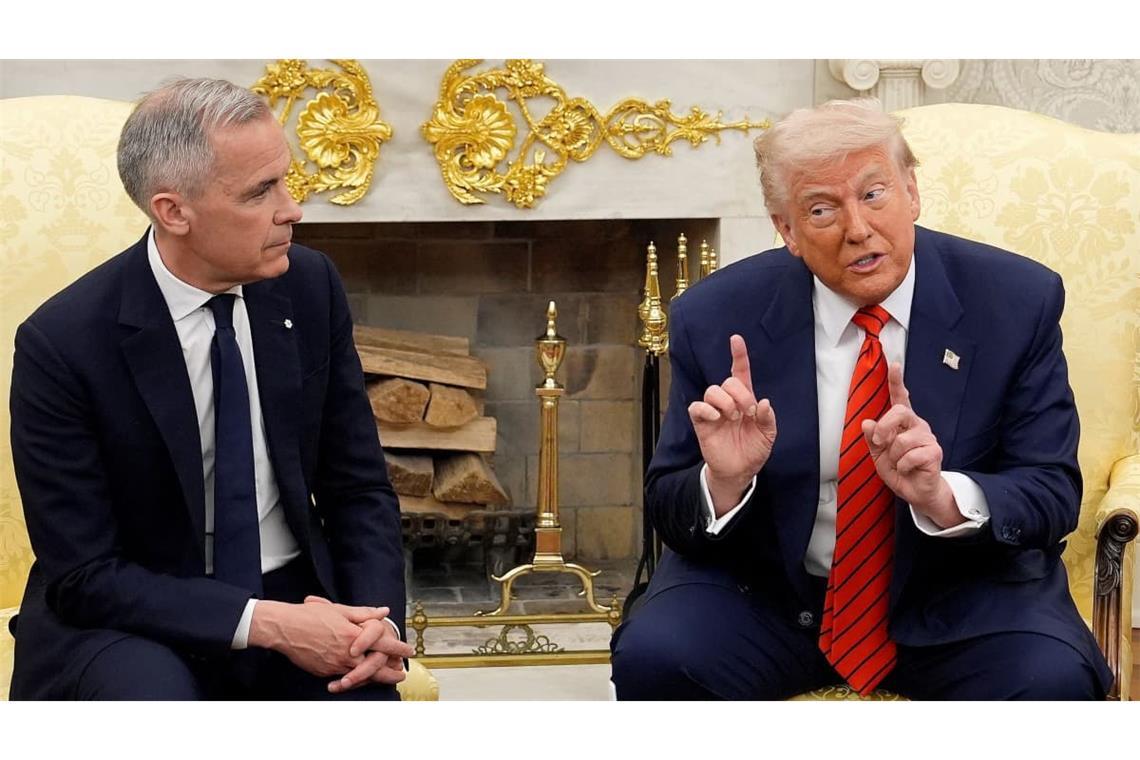 Kanadas Premierminister Mark Carney neben US-Präsident Donald Trump im Oval Office. Da hat er es noch mit Verhandlungen versucht. Jetzt sagt Carney: „Man befindet sich im Krieg, wenn man angegriffen wird. Wir sind angegriffen worden.“