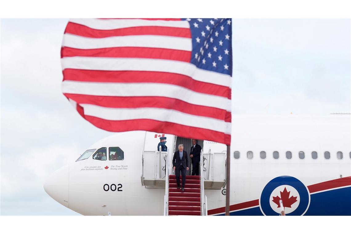 Bilder des Tages Kanadas Premierminister Mark Carney steigt bei seiner Ankunft in Washington zu einem Treffen mit US-Präsident Trump aus einem Regierungsflugzeug aus.
