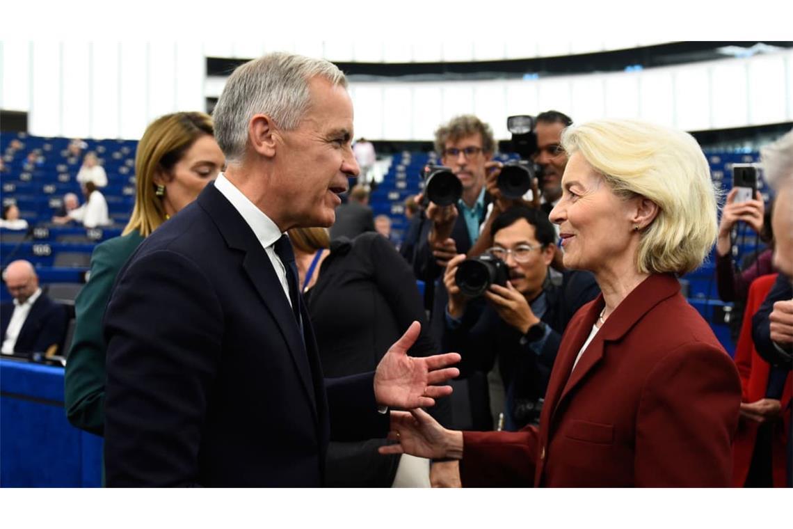 Kanadas Premierminister Mark Carney (vorne links) spricht im Europäischen Parlament in Straßburg im Osten Frankreichs mit der Präsidentin der Europäischen Kommission, Ursula von der Leyen.