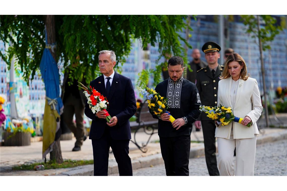 Kanadas Premierminister Mark Carney zusammen mit dem ukrainischen Präsidenten Wolodymyr Selenskyj und seiner Frau Olena bei einer Kranzniederlegung.